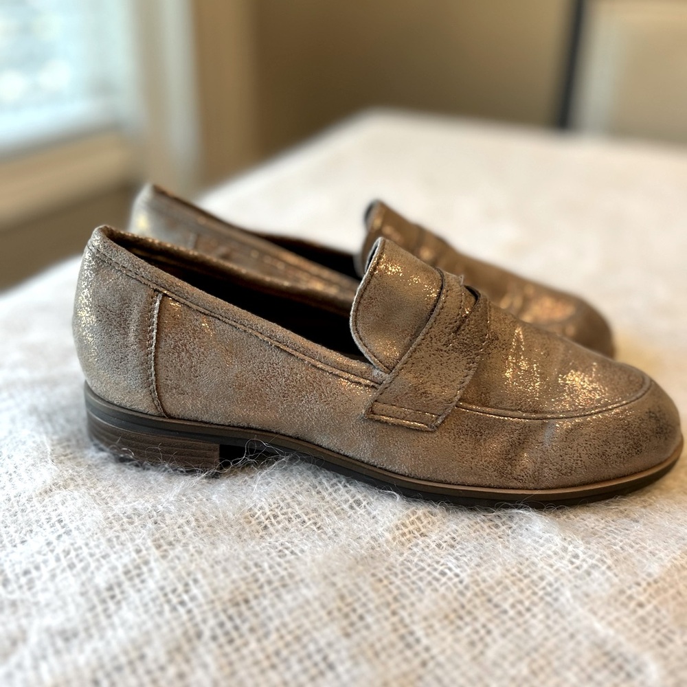 Clarks NEW Trish Rose Gold Loafers Women's Size 6